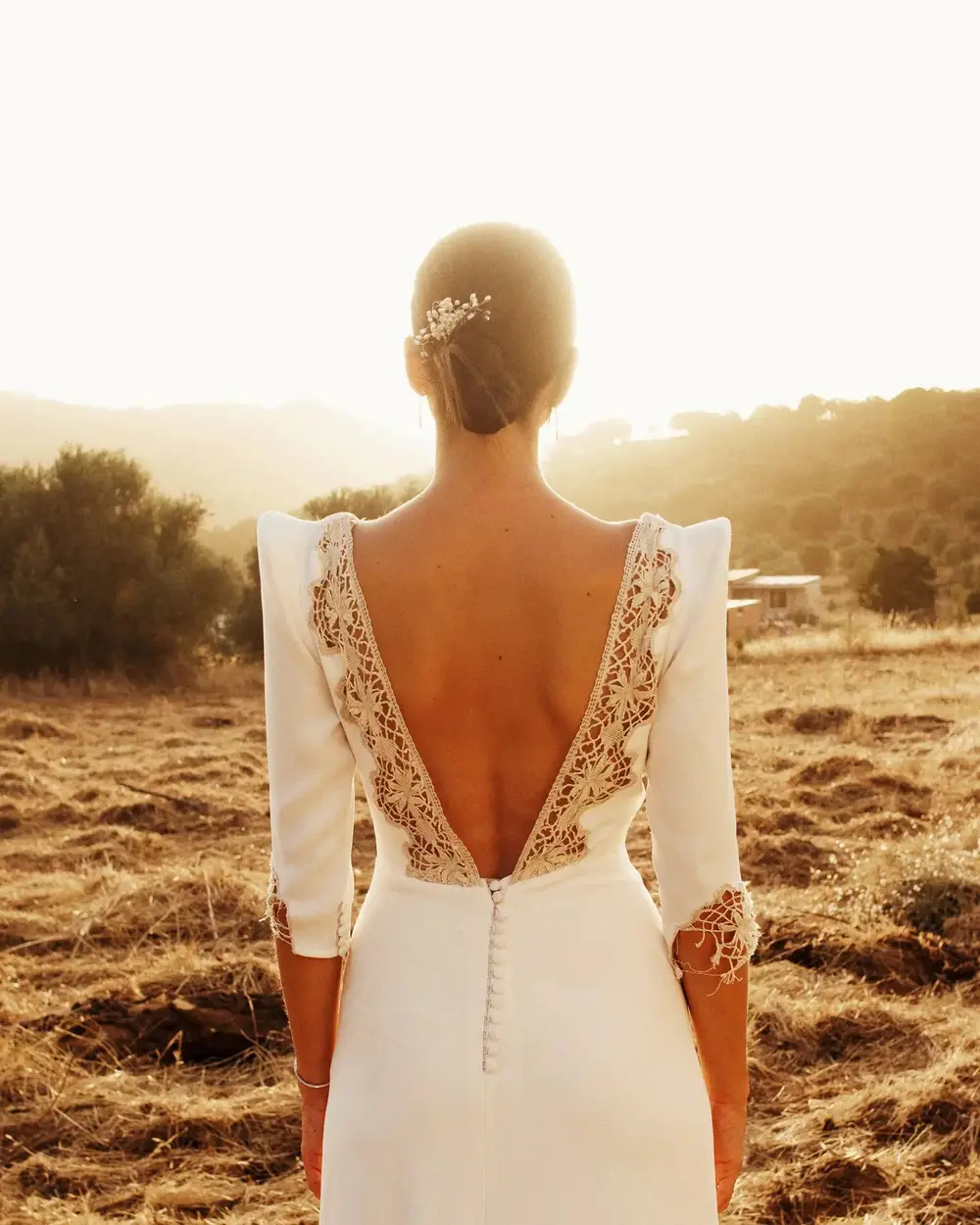 La espalda del vestido de novia con la luz del atardecer