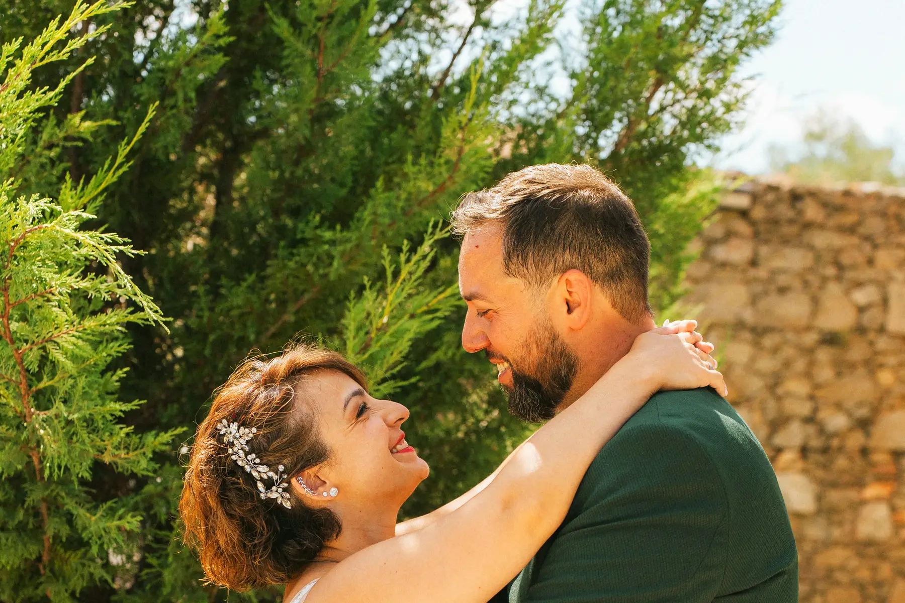 Noe y Pedro abrazados en el jardín de su boda en Ávila
