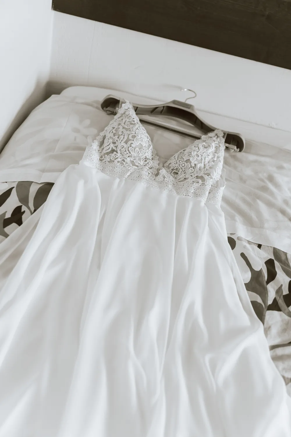 Vestido de novia colgado durante los preparativos