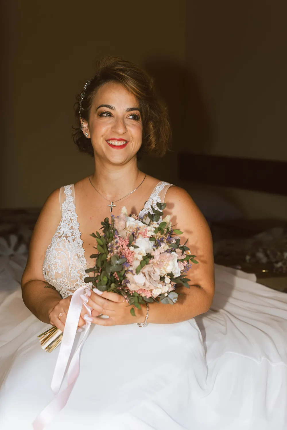 La novia con el ramo durante los preparativos