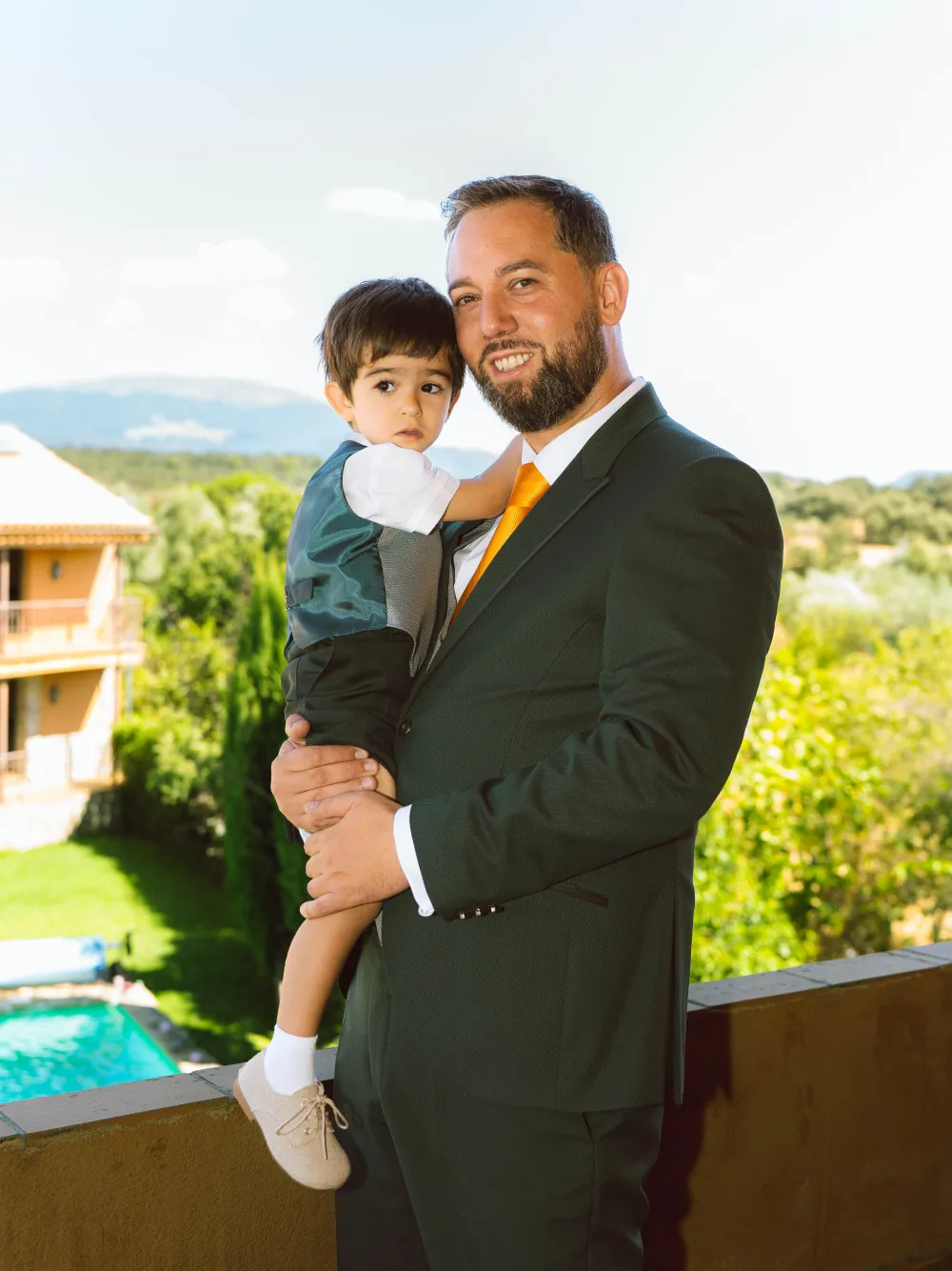 El novio con su hijo en brazos