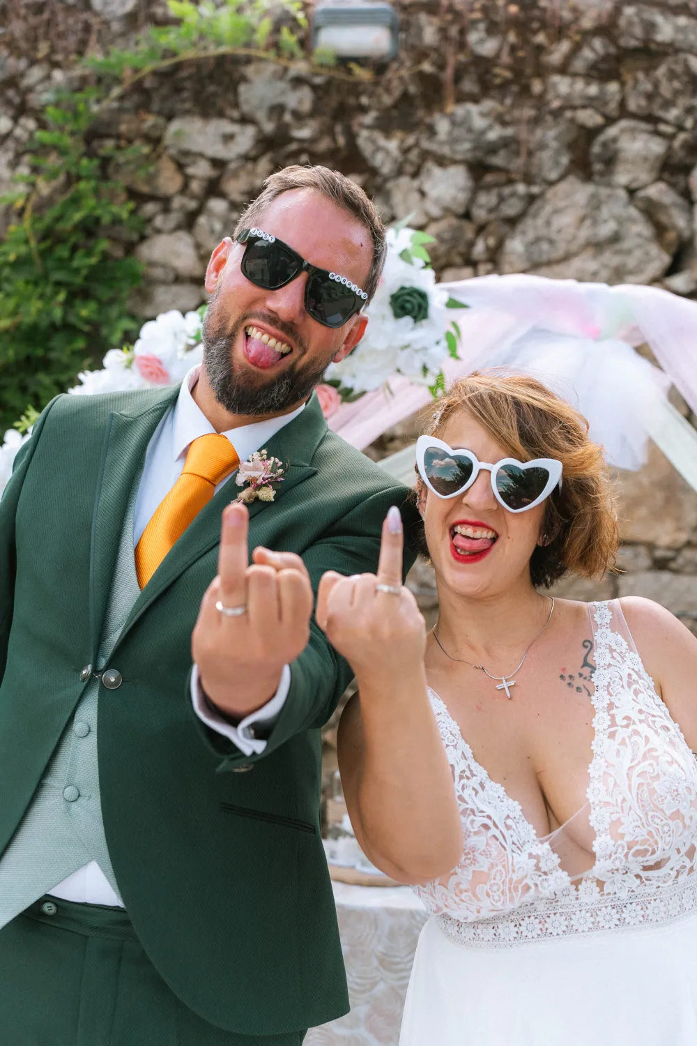 Los novios posando con gafas de corazón