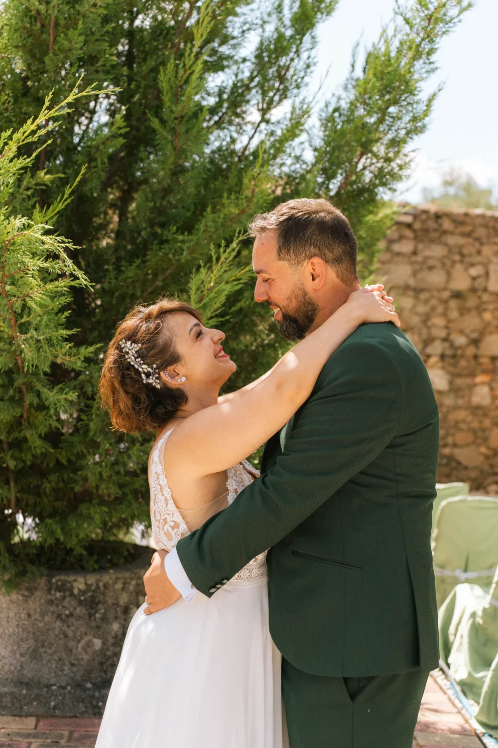 Abrazo de los novios en el jardín