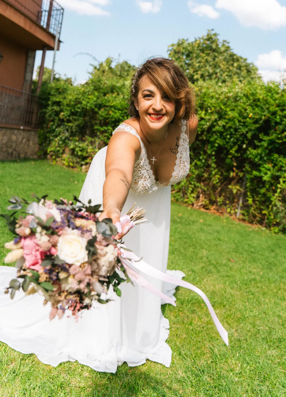 La novia girando con el vestido en el jardín