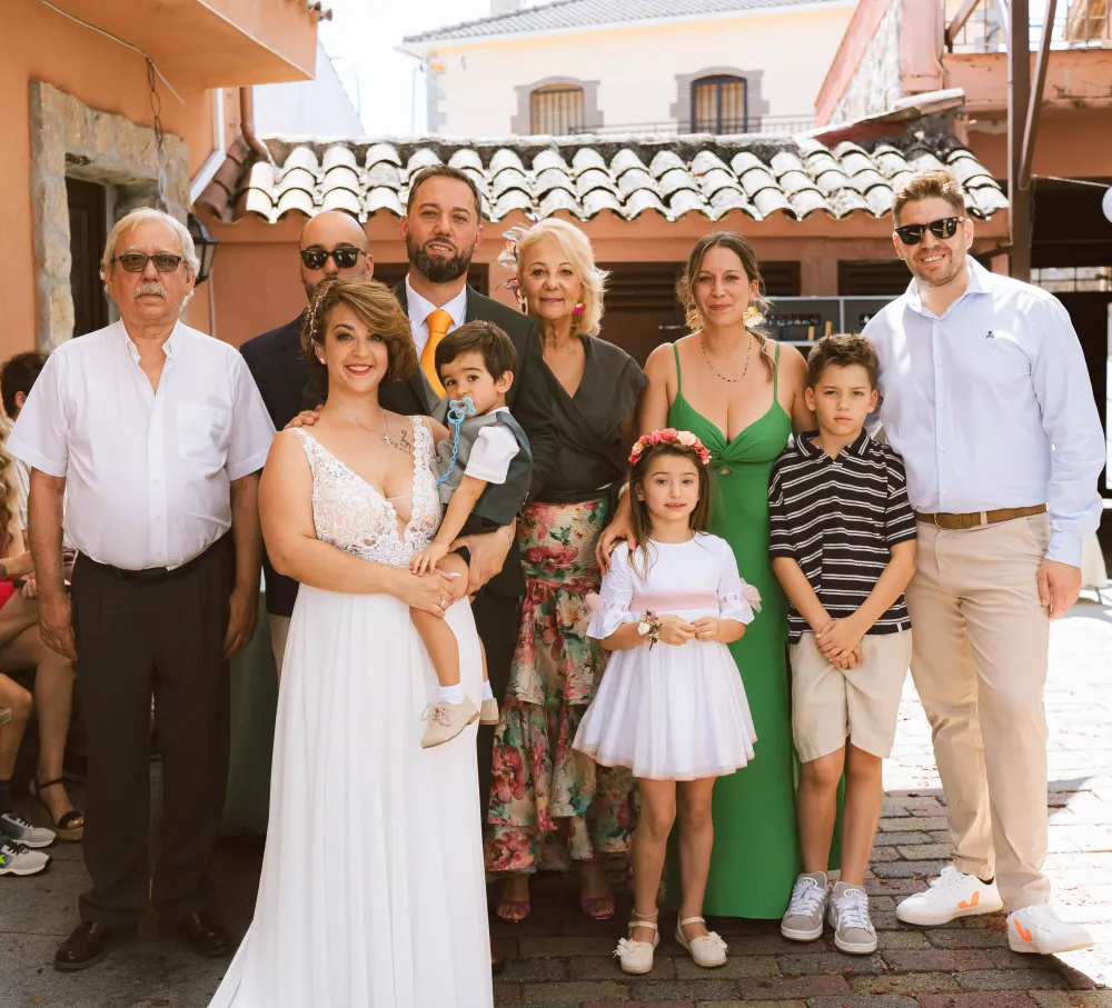Foto de familia con los novios